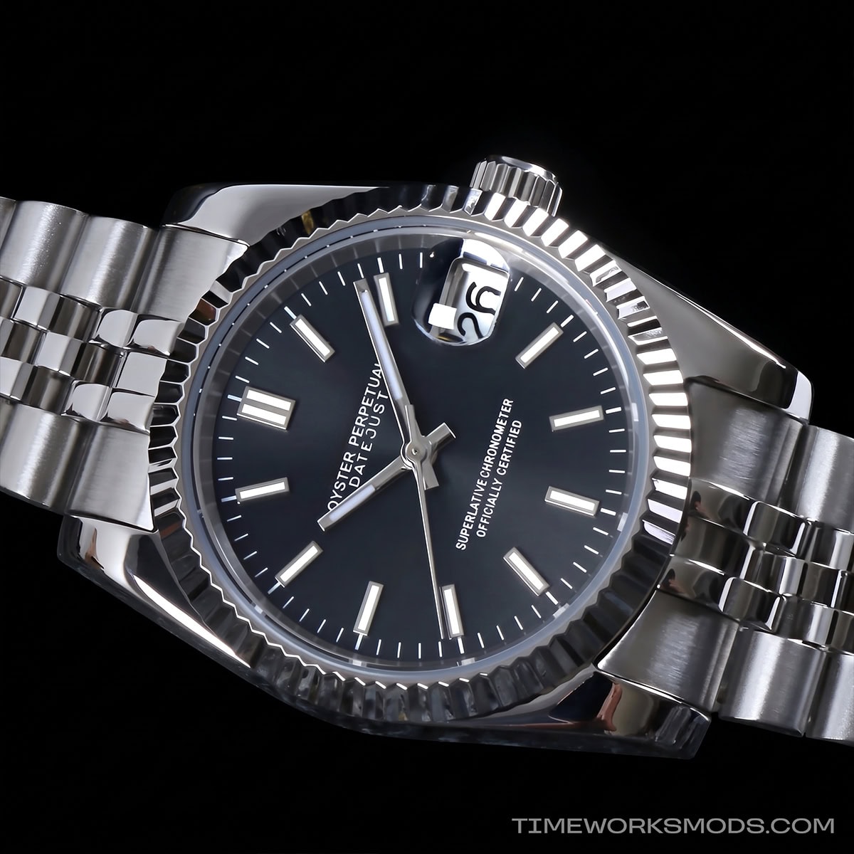 Montre classique en acier avec cadran noir et lunette cannelée