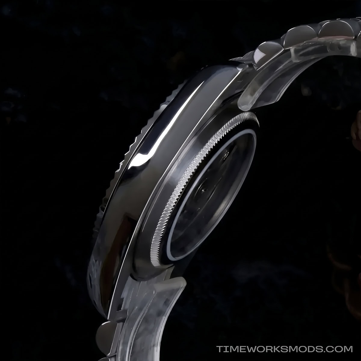 Profil latéral d'une montre de plongée en acier inoxydable