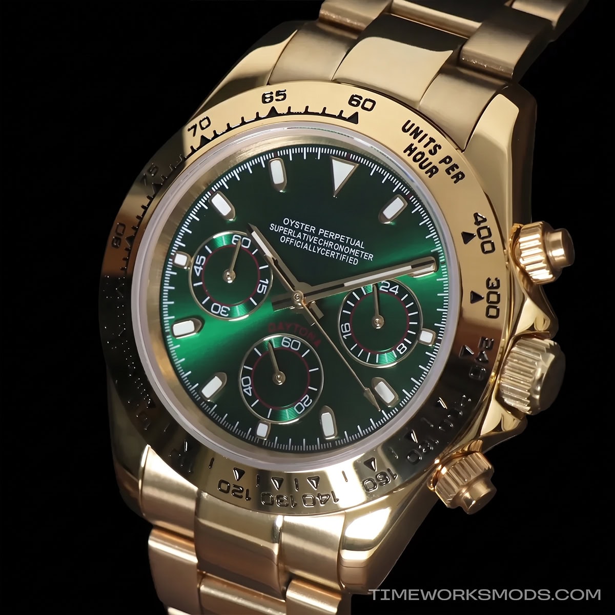 Orologio cronografo dorato con quadrante verde e bracciale in metallo