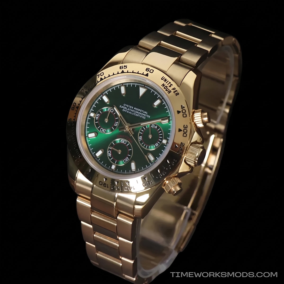 Orologio cronografo dorato con quadrante verde e bracciale in metallo