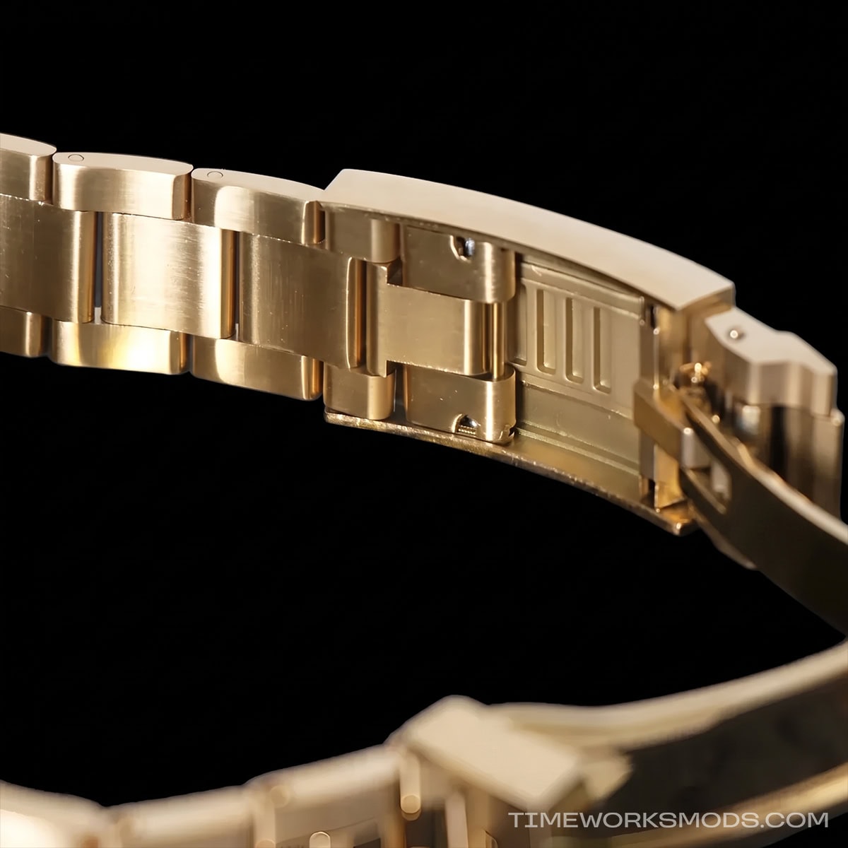 Chiusura a pieghe per bracciale metallico dorato da orologio