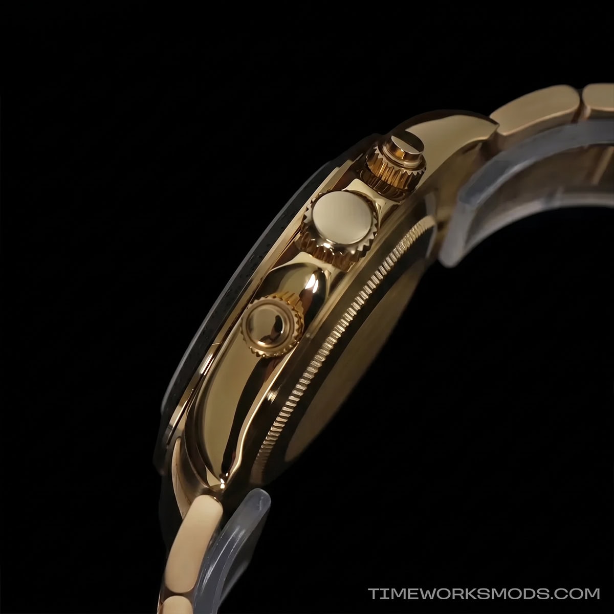 Vista laterale di un orologio cronografo dorato con bracciale metallico