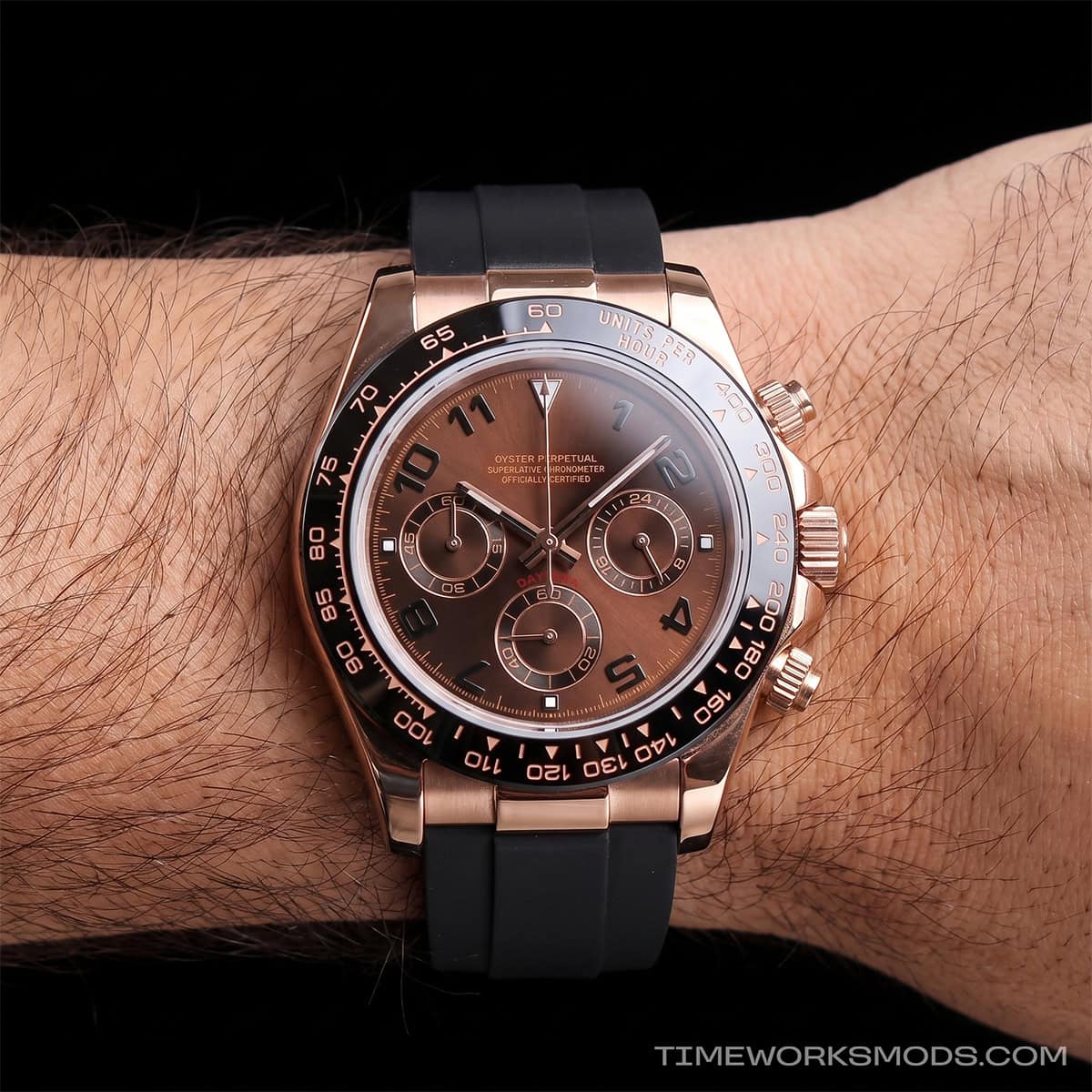 Reloj cronógrafo oro rosa con esfera marrón y correa negra