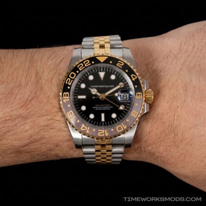 Reloj deportivo bicolor con bisel negro y dorado
