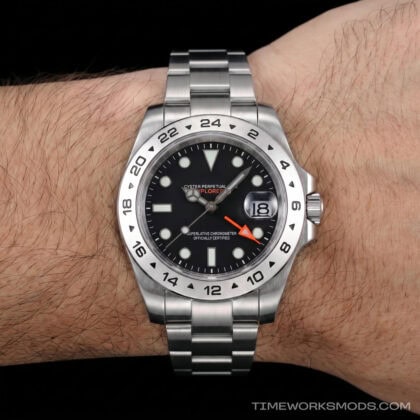 Reloj de pulsera deportivo de acero en la muñeca