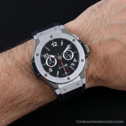 Reloj cronógrafo deportivo de acero en muñeca masculina