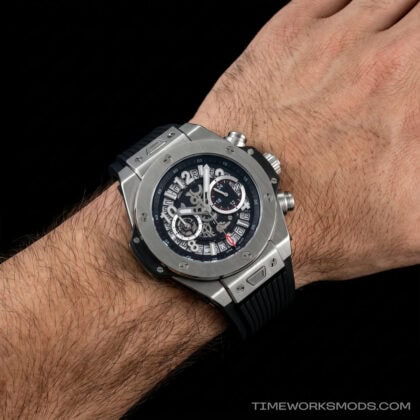 Reloj cronógrafo de lujo plateado en muñeca masculina