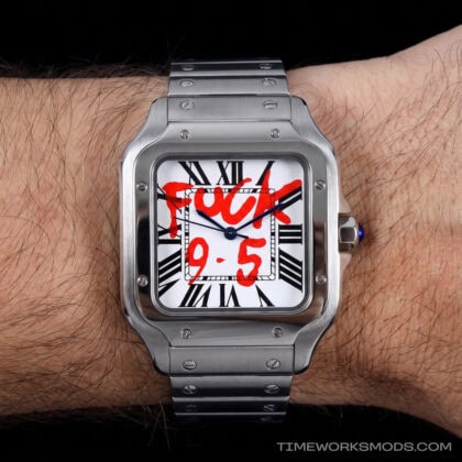 Reloj de pulsera con mensaje rebelde en la esfera