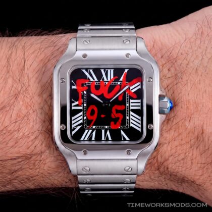 Reloj de pulsera con mensaje pintado en rojo