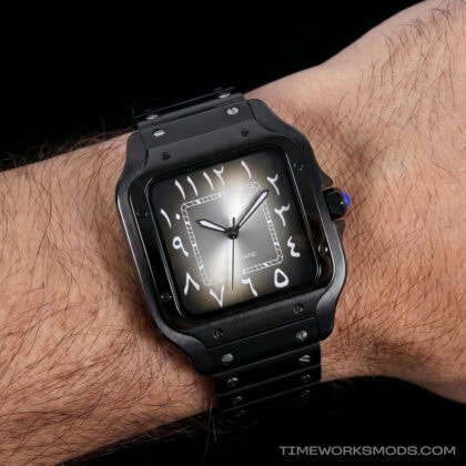 Reloj negro cuadrado con números arábigos en muñeca