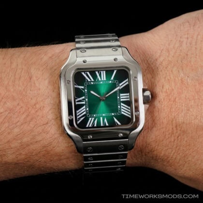 Reloj de pulsera plateado con esfera verde brillante
