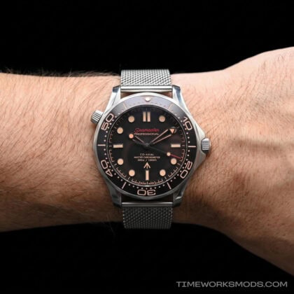Omega Seamaster Taucheruhr am Handgelenk eines Mannes