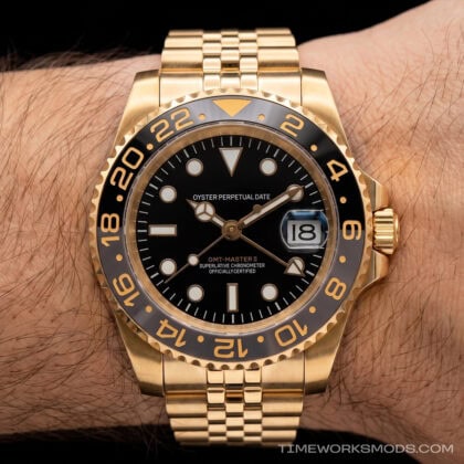 Reloj de lujo dorado GMT en muñeca masculina