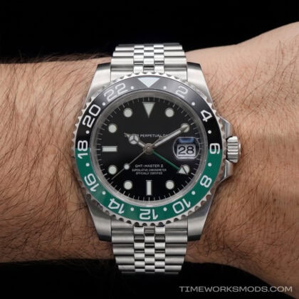 Reloj deportivo GMT de acero con bisel verde y negro