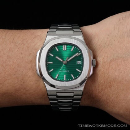 Reloj de pulsera automático plateado con esfera verde