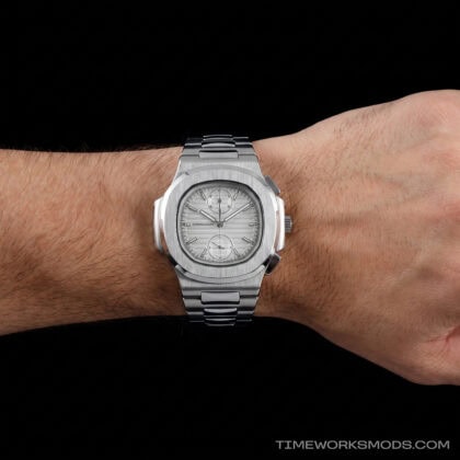Reloj de pulsera de acero plateado en muñeca masculina