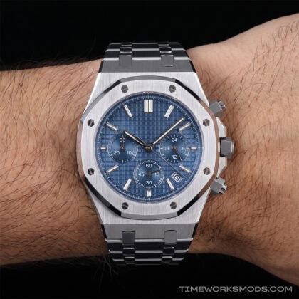 Luxus-Chronographenuhr mit blauem Zifferblatt am Handgelenk