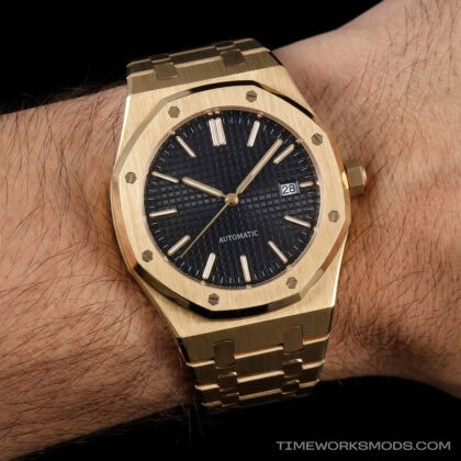 Reloj de pulsera automático dorado con esfera negra