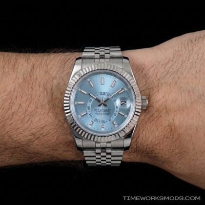 Reloj de pulsera plateado con esfera azul cielo