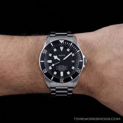 Reloj de buceo de acero en la muñeca