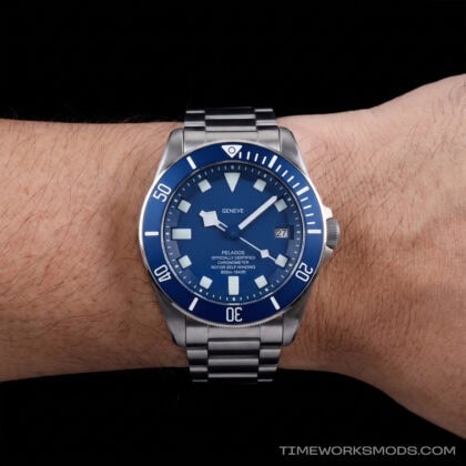 Reloj de buceo azul de acero en la muñeca