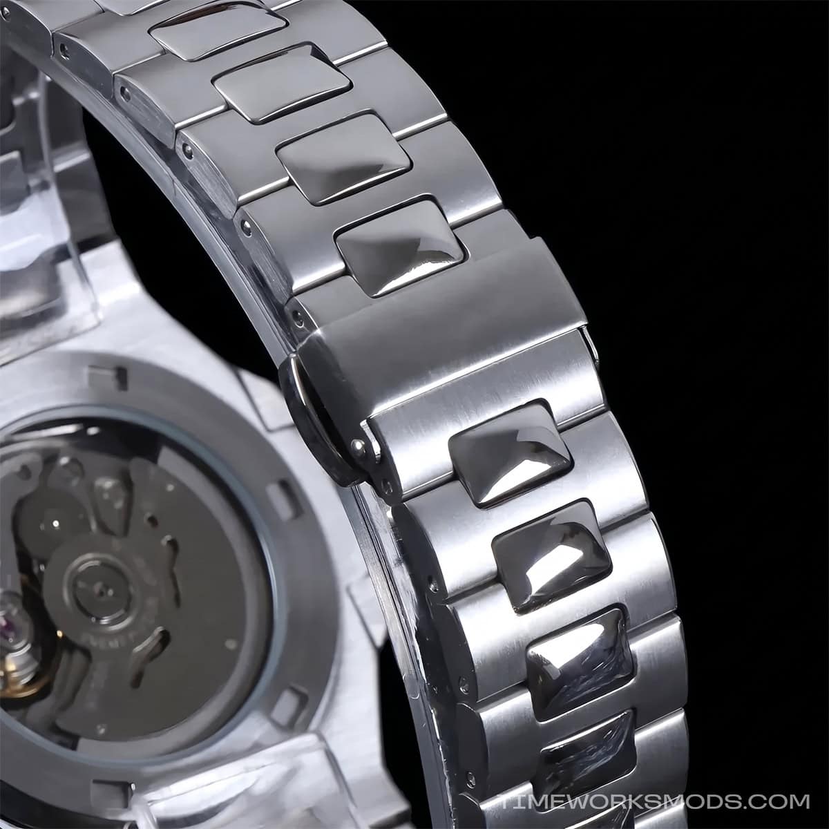 Brazalete metálico de reloj con trasera transparente y maquinaria visible