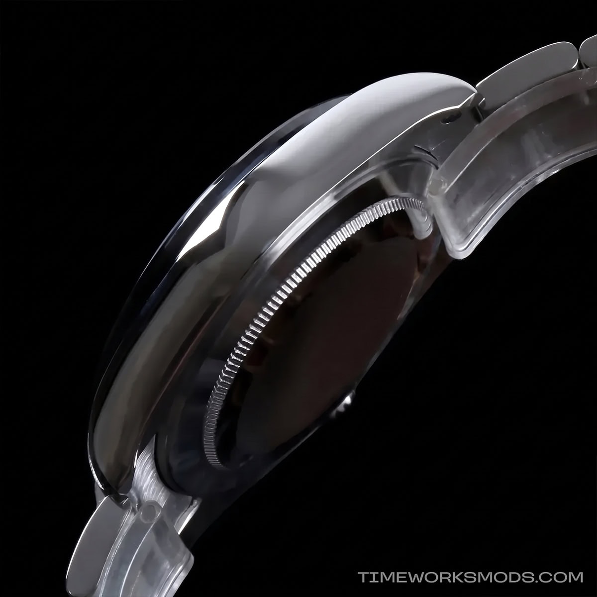 Seitenansicht einer Stahluhr mit Metallarmband