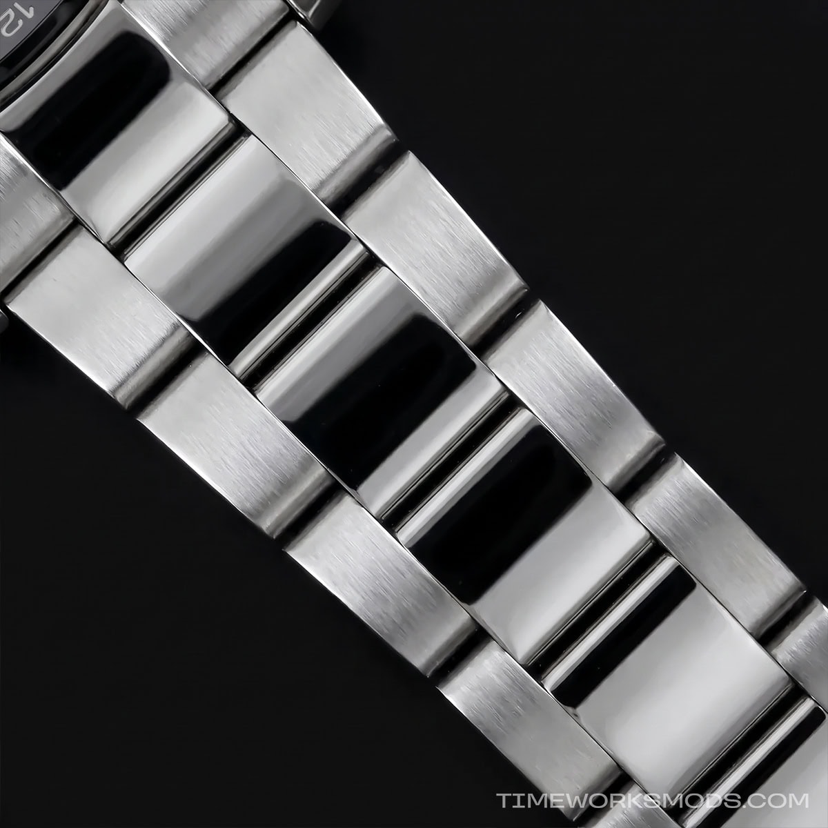 Nahaufnahme eines Metallarmbands aus Edelstahl für eine Uhr