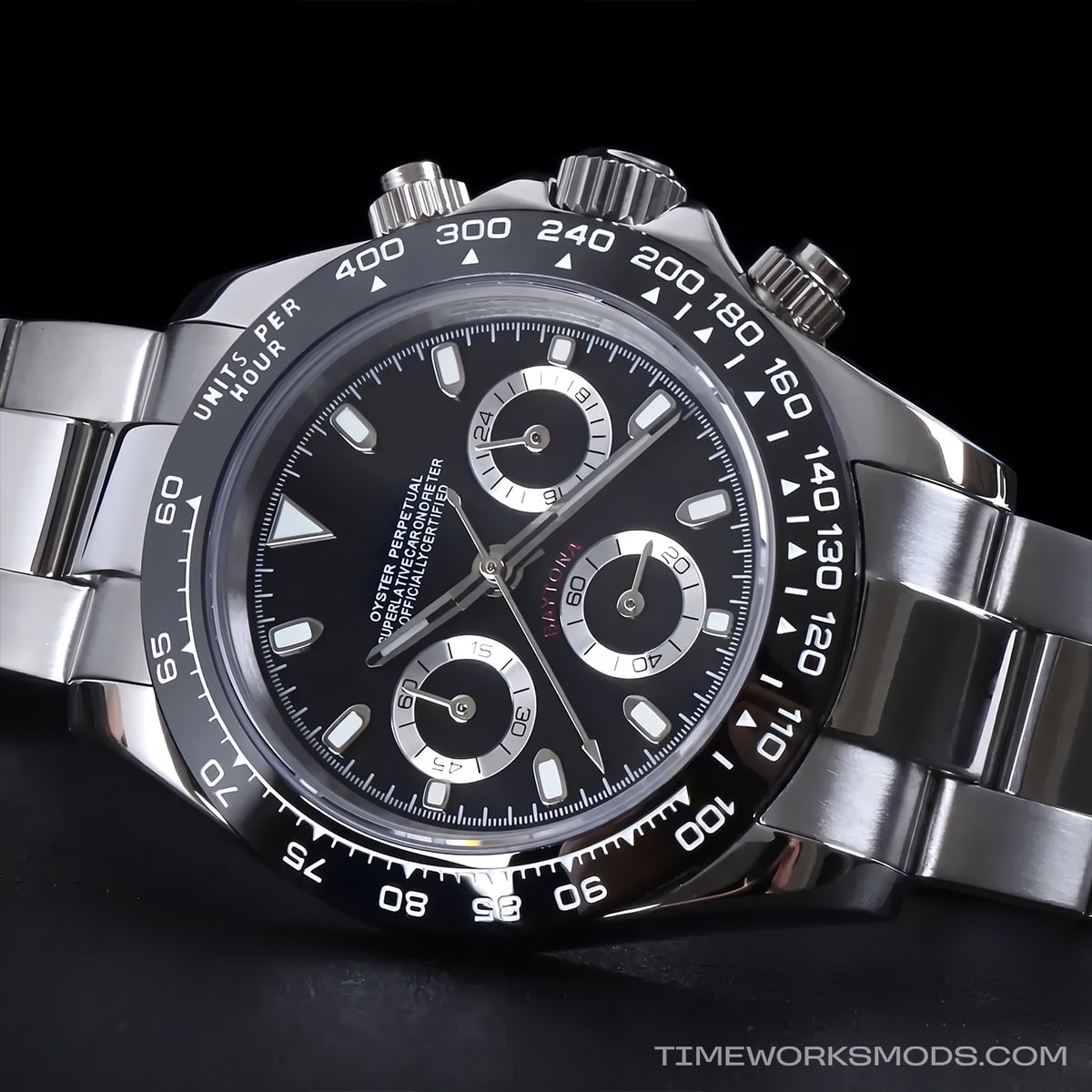 Reloj cronógrafo de acero con esfera negra y bisel tacímetro
