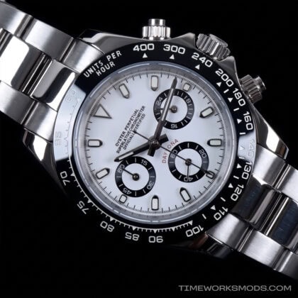 Chronographenuhr aus Edelstahl mit weißem Zifferblatt und schwarzer Lünette
