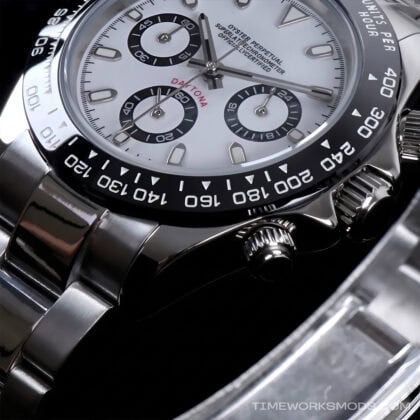 Chronographenuhr aus Edelstahl mit weißem Zifferblatt und schwarzer Lünette
