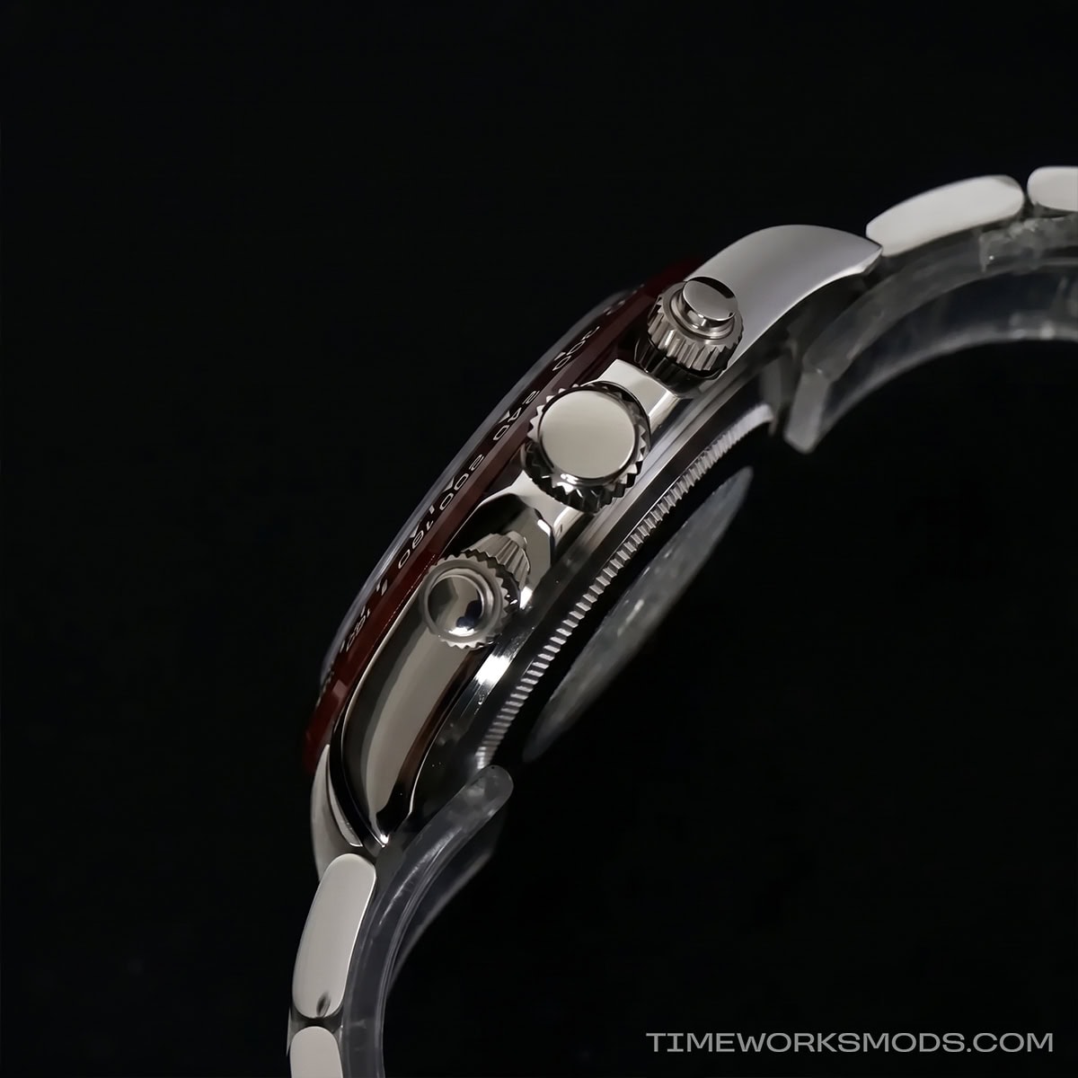 Seitenansicht einer Chronographenuhr aus Edelstahl mit schwarzer Lünette