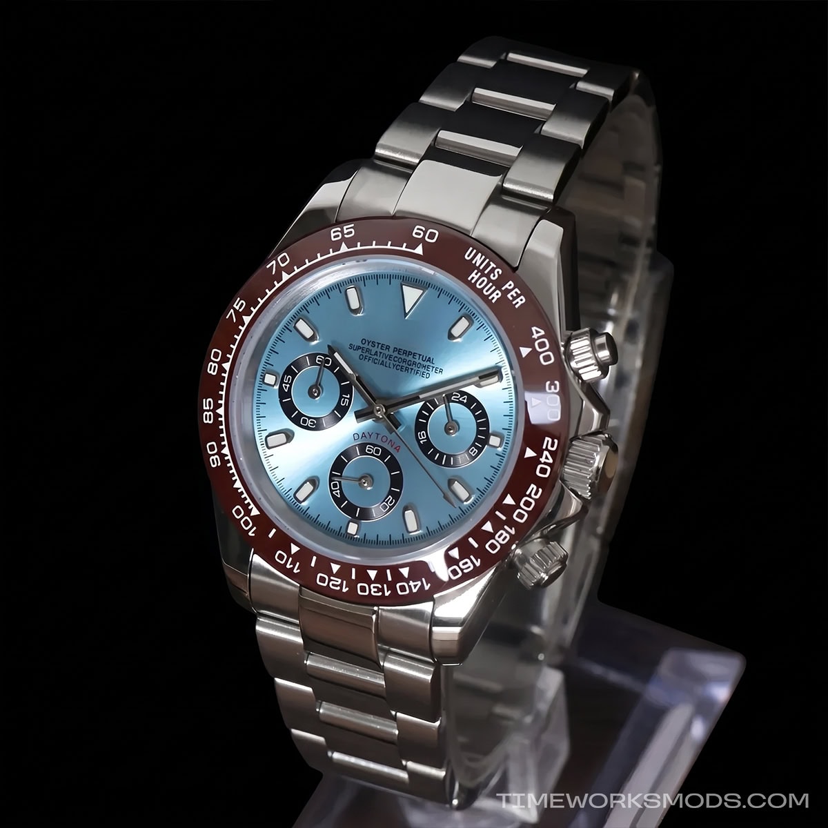 Chronographenuhr mit gletscherblauem Zifferblatt und granatroter Lünette