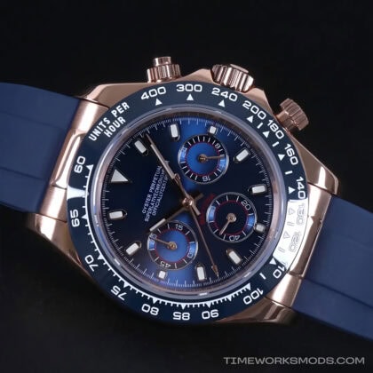 Reloj cronógrafo dorado con esfera azul y correa de goma
