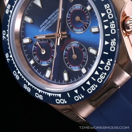 Reloj cronógrafo de lujo con esfera azul y caja dorada rosa