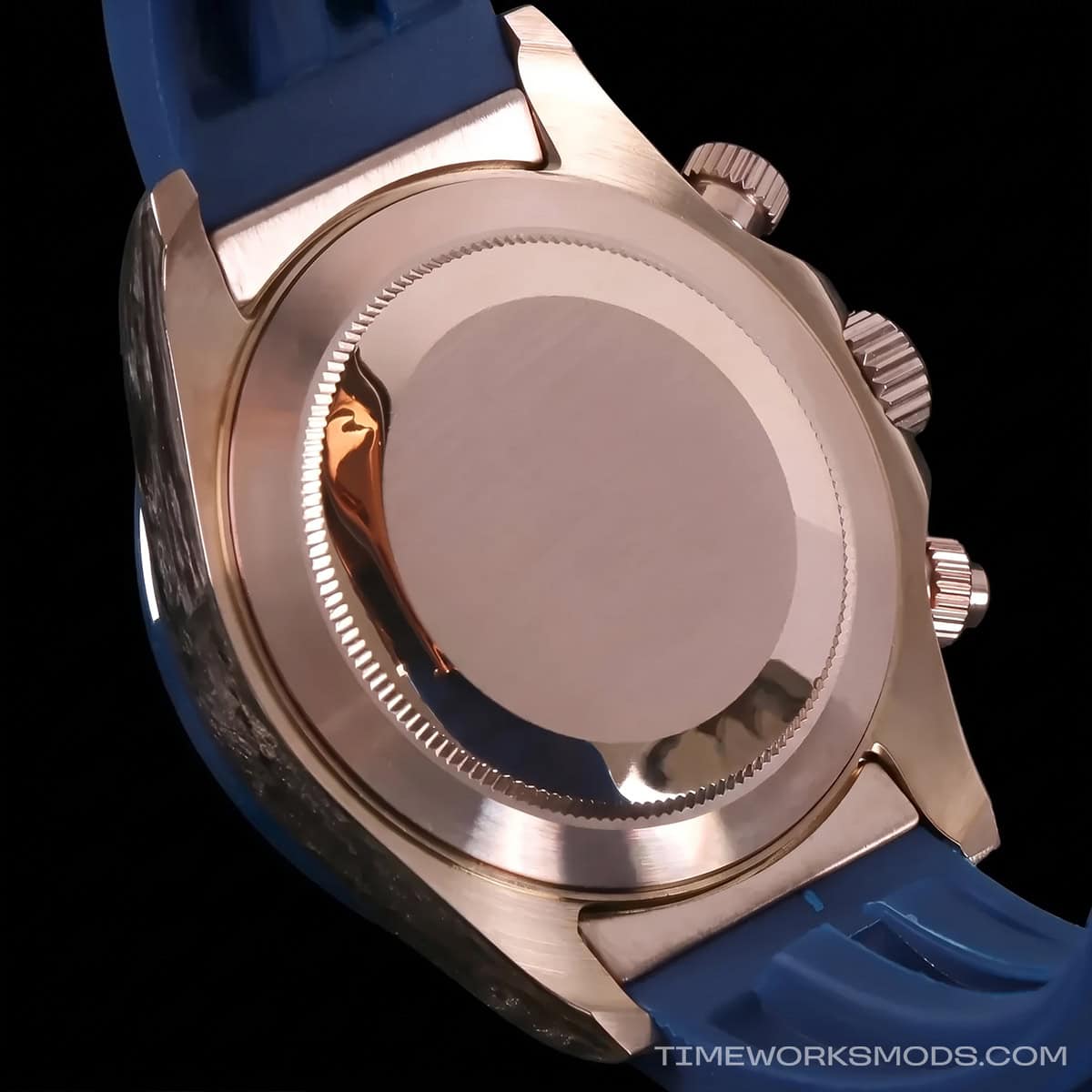 Trasera de reloj en oro rosa con correa azul de goma