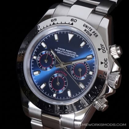 Reloj cronógrafo de acero con esfera azul y tres contadores
