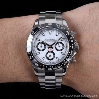 Chronographenuhr aus Edelstahl mit weißem Zifferblatt und schwarzen Hilfszifferblättern am Handgelenk