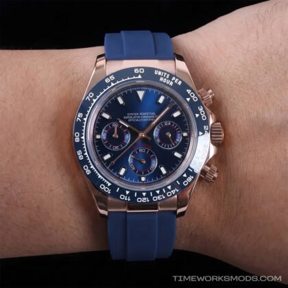 Reloj cronógrafo dorado con esfera azul y correa de goma