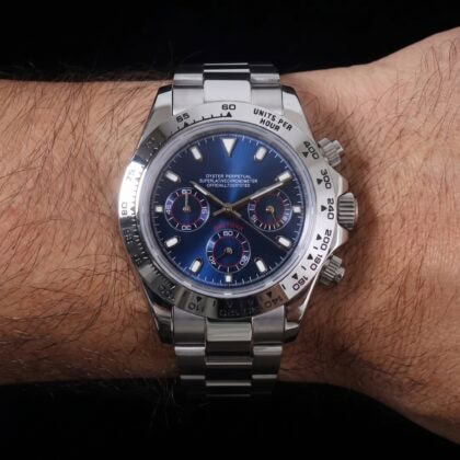 Reloj cronógrafo esfera azul con bisel taquímetro en muñeca