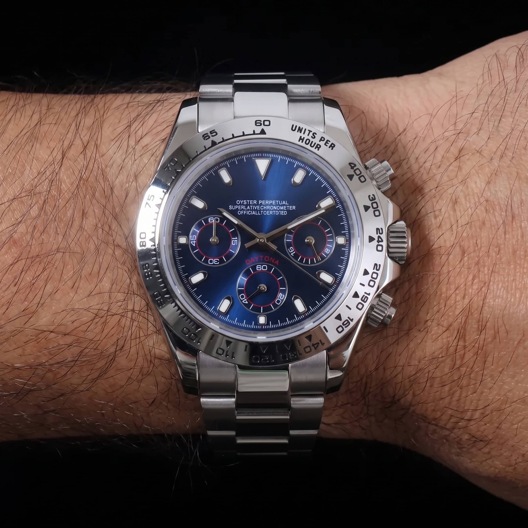 Chronographenuhr mit blauem Zifferblatt und Tachymeter-Lünette am Handgelenk