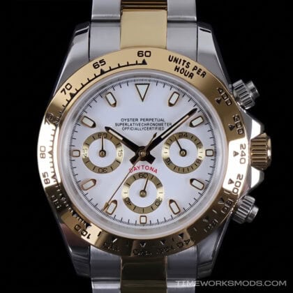 Orologio cronografo bicolore con quadrante bianco e lunetta dorata