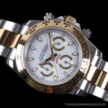 Orologio cronografo bicolore con quadrante bianco e lunetta dorata