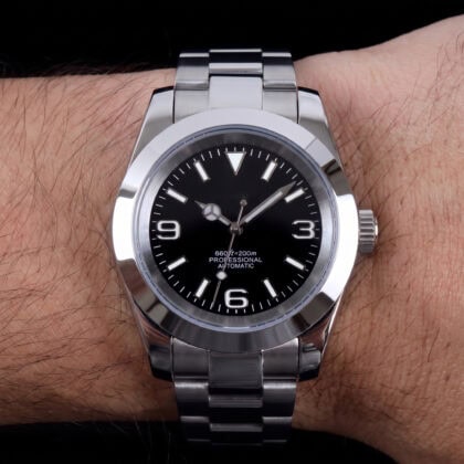 Reloj de pulsera automático plateado con esfera negra