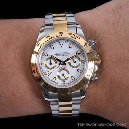 Orologio cronografo bicolore con quadrante bianco al polso