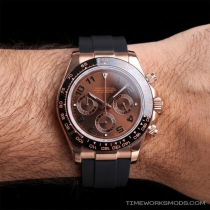 Orologio cronografo in oro rosa con quadrante marrone e cinturino nero
