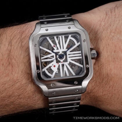 Reloj esqueleto de acero con numerales romanos blancos