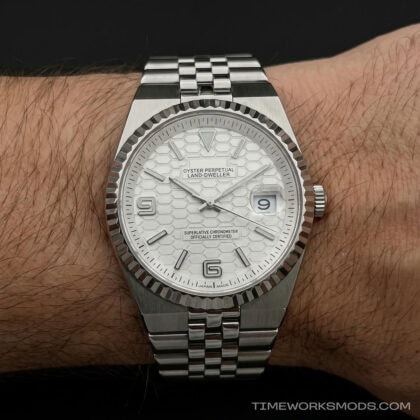 Reloj de pulsera plateado con esfera blanca texturizada