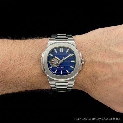 Orologio automatico blu con bracciale metallico al polso
