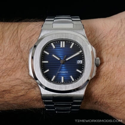 Orologio automatico in acciaio con quadrante blu al polso